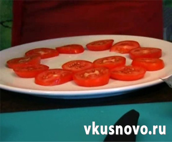Выкладываем помидоры на блюдо