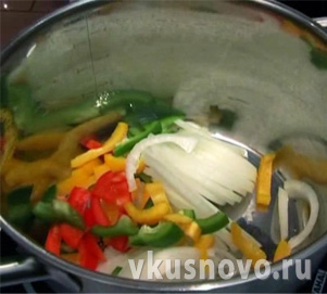 Перекладываем овощи в кастрюлю
